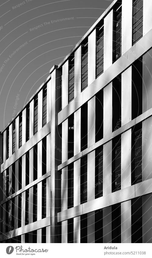 Parkhausfassade Grafisch Architektur Form gerade Linien Fassade Stadt Stadtbild urban parken Auto Strukturen & Formen s/w Gebäude Haus