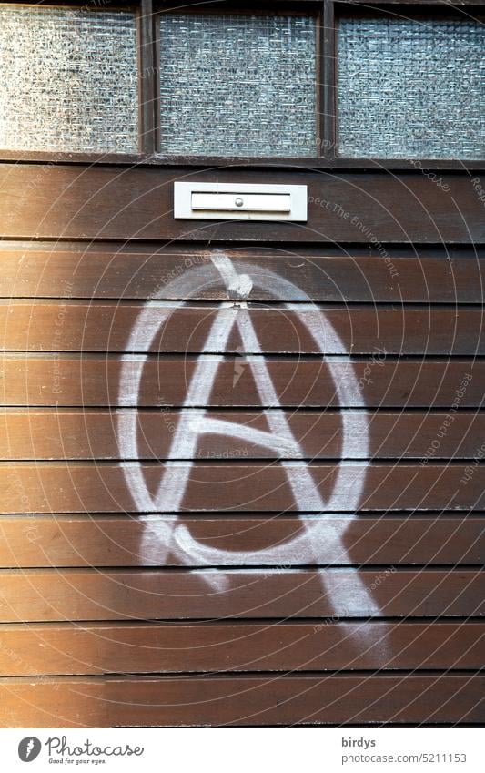 Anarchie, aufgespraytes Zeichen auf einer Türe Systemwechsel Revolution Herrschaftslosigkeit selbstbestimmung Symbol Graffiti Politik & Staat ohne Hirarchie