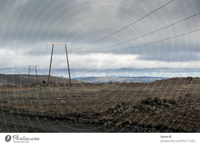 Strom auf Island kommt ausschließlich aus regenerativen Quellen vor allem aus Wasserkraftwerken. Hier Masten und Leitungen die durch eine sehr karge Lavalandschaft führen