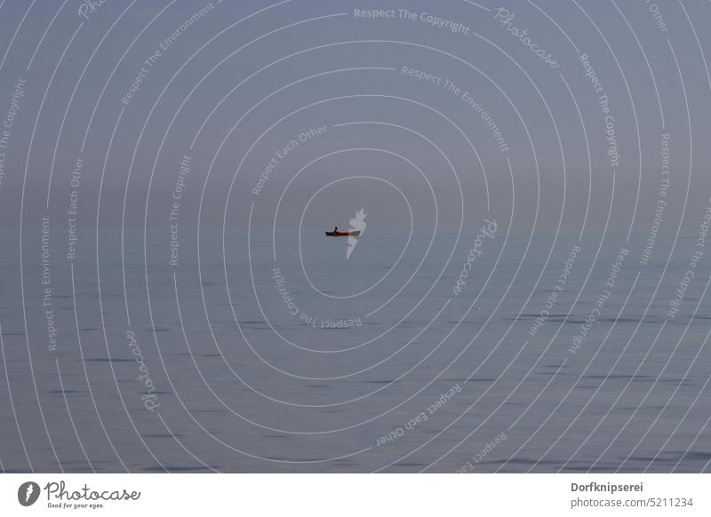 Kleines Ruderboot auf dem Meer SUP supboard Standuppaddling Paddel Bootsfahrt stehen blau Ostsee Baltic Sea Horizont Wasser Sport Hobby spass lustig entspannung