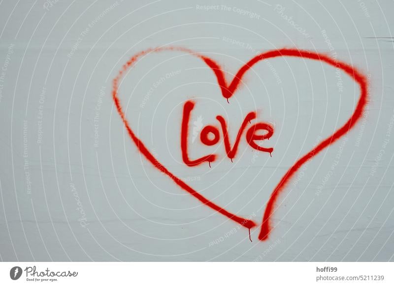 Love im roten Herz auf weisser Wand Liebeserklärung Liebesgruß Zeichen Symbole & Metaphern herzförmig Gefühle Liebesbekundung Verliebtheit liebessymbol