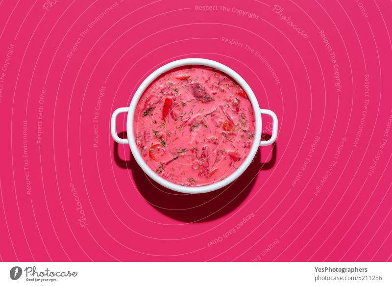 Rote-Bete-Suppe mit saurer Sahne in einer weißen Schüssel, isoliert auf magentafarbenem Hintergrund oben Rübe Rote Beete Borschtsch borscht Schalen & Schüsseln