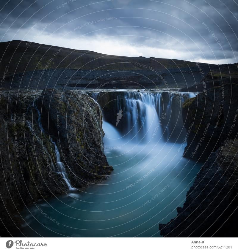 Sigöldufoss ein eher abgelegener Wasserfall in Islands Hochland türkis F 208 Flusslauf fallendes Wasser Landschaft Natur Basalt Felsen Gestein türkisblau