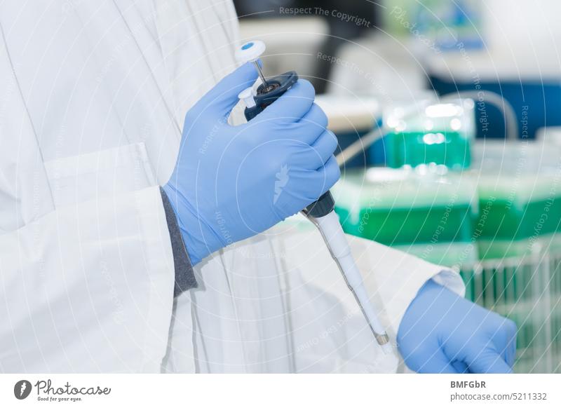 Labormitarbeiter beim Pipettieren mit Pipette pipettieren Mitarbeiter Laborhandschuhe blau Wissenschaften Biologie Technik & Technologie Chemie Innenaufnahme