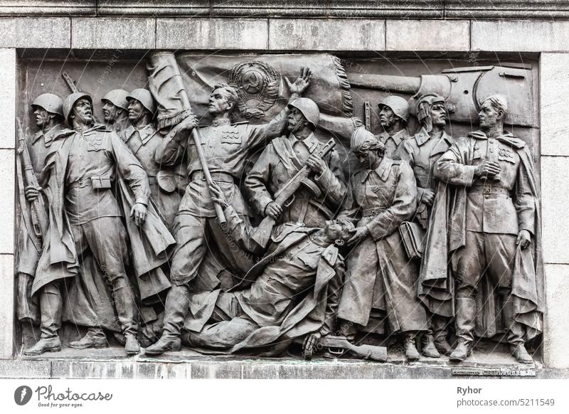 Minsk, Weißrussland. Basrelief-Szenen an der Wand der Stele, die dem Gedenken an den Großen Vaterländischen Krieg gewidmet ist. Platz des Sieges