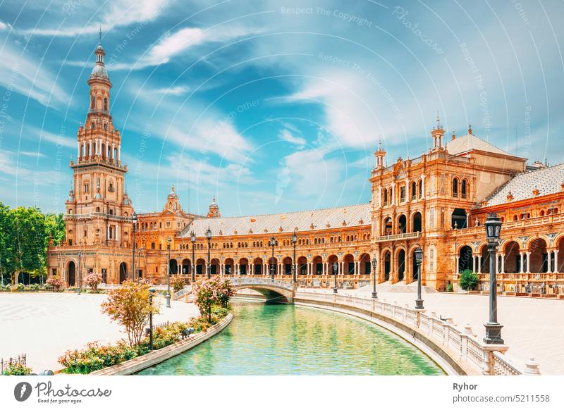 Sevilla, Spanien. Kanalpromenade um das berühmte Wahrzeichen - die Plaza De Espana in Sevilla, Andalusien, Spanien. Renaissance-Revival-Stil. Spanien Platz