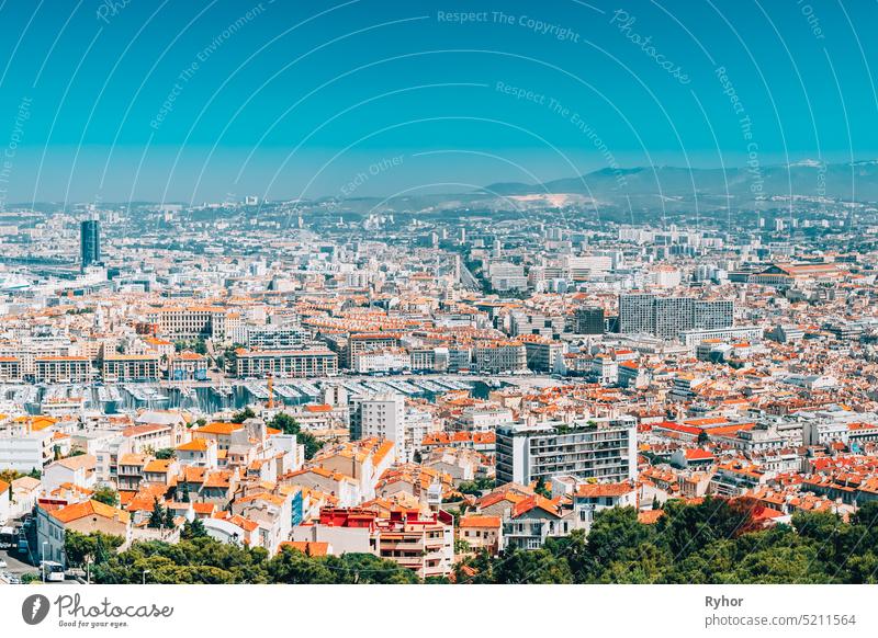 Marseille, Frankreich. Erhöhte Ansicht des Stadtbildes. Wohnbezirke und Straßen unter sonnigen Sommerhimmel Wohnviertel Architektur Gegend Gebäude Business