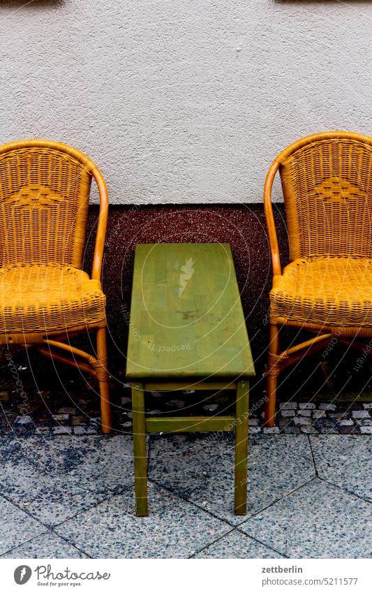 Zwei Stühle und ein Tisch city froschperspektive innenstadt kiez leben stadtbezirk straßenfotografie street photography städtereise szene szenerie tourismus