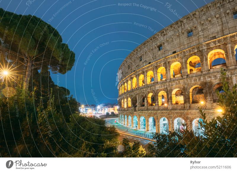 Rom, Italien. Kolosseum auch bekannt als flavisches Amphitheater am Abend oder in der Nacht. Roma alt Erbe unesco Wahrzeichen berühmt Ort Architektur im Freien