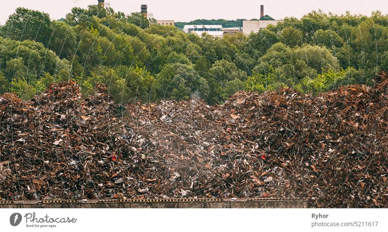 Old Iron Dump In Back Yard Of Factory. Eco Concept Garbage Disaster From Ecological Pollution Of Environment. Abfall Verschmutzung Problem bügeln Müllhalde alt
