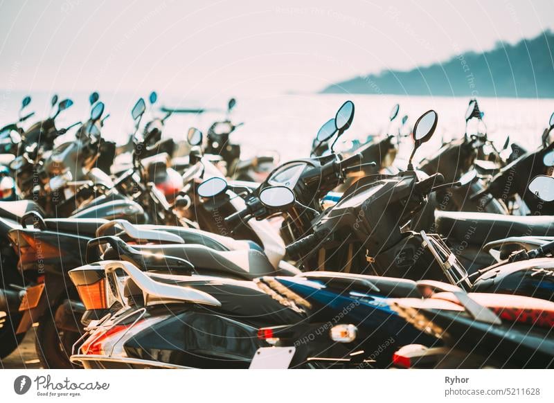Motorräder, Motorräder Roller geparkt in Reihe in der Stadt Straße. Nahaufnahme von Details. Fahrräder Asien asiatisch Fahrrad schließen Fach Detailaufnahme