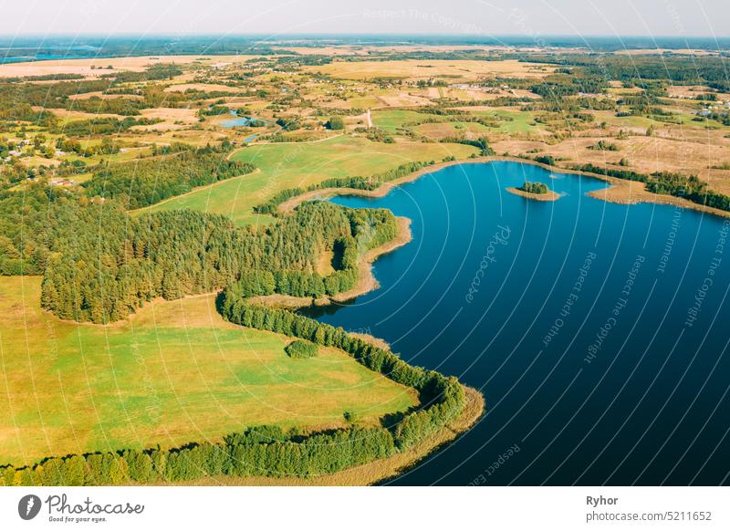 Bezirk Braslaw, Vitebsk Voblast, Weißrussland. Aerial View Of Nedrovo Lake, Green Forest Landschaft. Top View Of Beautiful European Nature From High Attitude. Ansicht aus der Vogelperspektive. Berühmte Seen