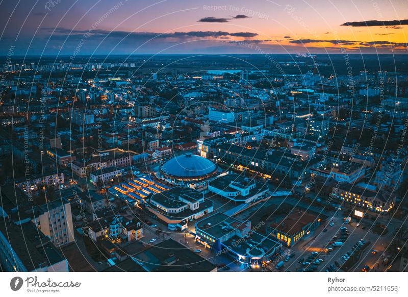 Brest, Weißrussland. Aerial Bird's Eye View Of Brest Cityscape Skyline. Vogelperspektive Blick auf Brest Markt in Abendbeleuchtungen Europa weißrussland brest