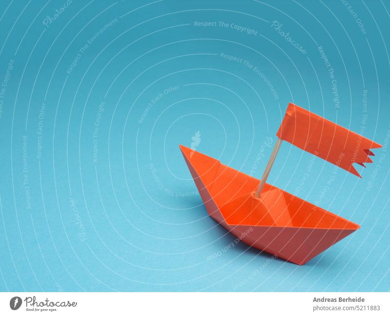 Neue Ideen oder Transformationskonzept mit einem Papierboot auf blauem Hintergrund orange Boot Schiff Business Farbe Konkurrenz Konzept Textfreiraum kreativ