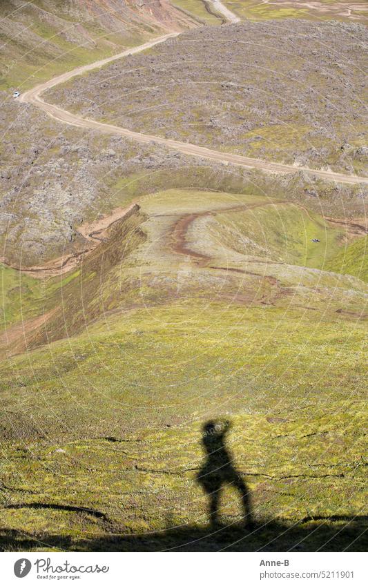 Reisefotografie , Schatten eines Fotografen auf einem Berg mit Blick auf eine Lavalandschaft Landschaft skuril fotografieren Reisfotografie wandern reisen