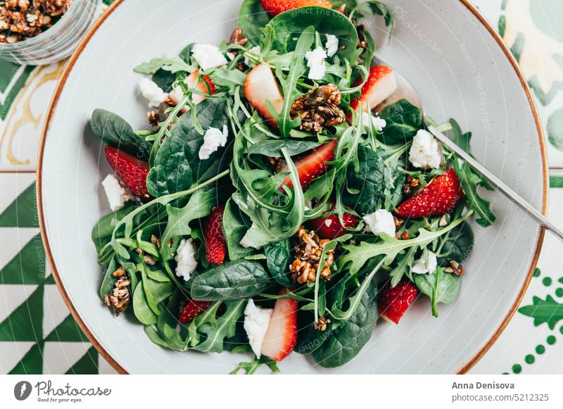 Grüner Salat mit Erdbeeren, Feta-Käse und Samen Salatbeilage Gesundheit Schafskäse Rucola Sommersalat Kürbis Sesamsamen selbstgemacht grün roquefort Blatt