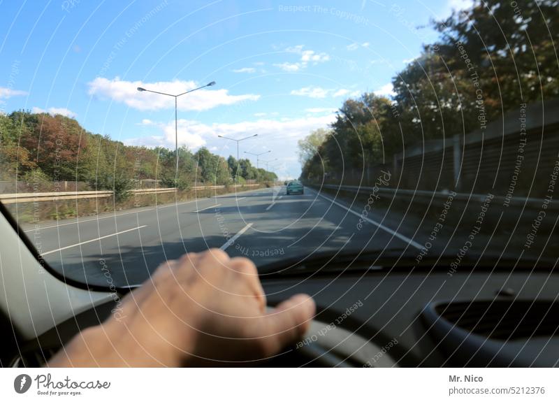 Grenzwertig | Fotografieren während der Fahrt Lenkrad PKW Auto Automobil KFZ Autofahrer Fahrer Hand Straße Verkehr fahren Fahrzeug Autofahren lenken unterwegs