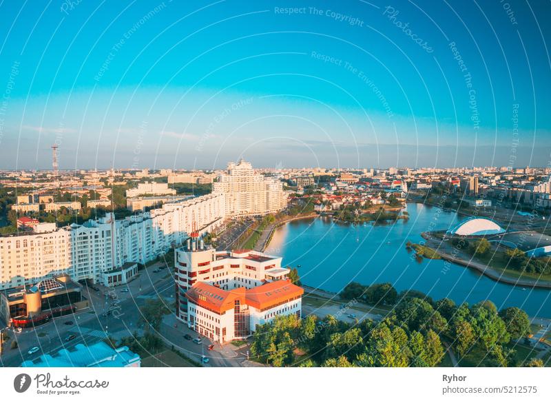 Minsk, Weißrussland. Elevated Blick auf Minsk Skyline in sonnigen Sommerabend. Nemiga Bezirk in Sonnenuntergang Zeit. Aerial View Of Cityscape of Belarusian Capital.