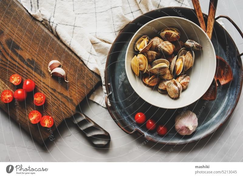 Rohe Muscheln Muscheln vongole auf Teller. Zutaten für die Zubereitung von Nudeln mit Meeresfrüchten. Mediterrane Küche. Panzer Lebensmittel roh frisch