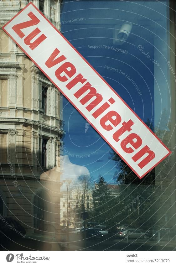 Ladenschluss Schaufenster Schilder & Markierungen zu vermieten Ladengeschäft Fenster geschlossen Typographie Farbfoto Außenaufnahme Menschenleer Einzelhandel