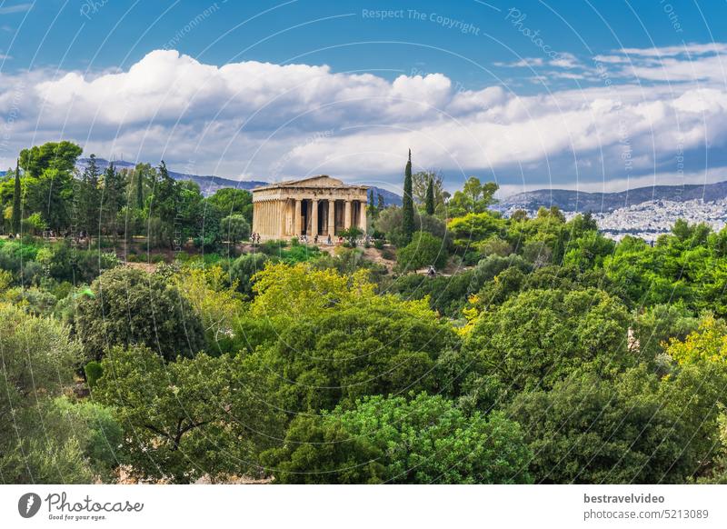 Athen Griechenland Temple Of Hephaestus Tag Ansicht umgeben von Grün auf einem hellen Sonnenschein über bauschige Wolken. Athen Tempel des Hephaistos Spalte
