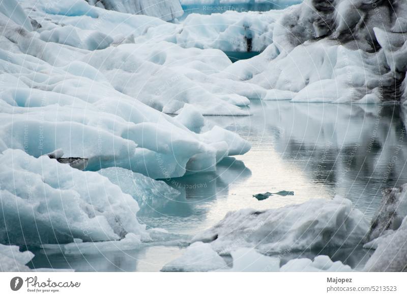 Nahaufnahme eines Eisbergs auf dem Jokulsarlon-Gletscher Lagune Schmelzen Winter Schönheit Klima glazial im Freien arktische schön Schnee reisen blau