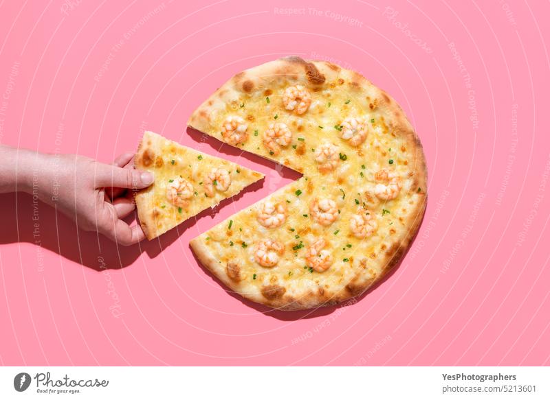 Shrimp-Pizza isoliert auf einem rosa Hintergrund. Frau nimmt ein Stück Pizza oben gebacken Käse Farbe Textfreiraum Kruste Küche lecker Design Diät Abendessen