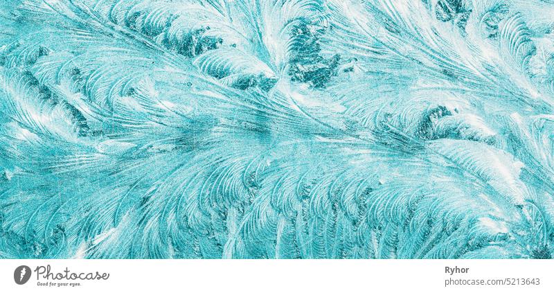 Blue Frosty Glass Ice Background, Natural Beautiful Snowflakes Frost Ice Pattern. Winter Weihnachten Weihnachten abstrakte Kulisse, Hintergrund oder Textur. Türkis Blau Farbe.