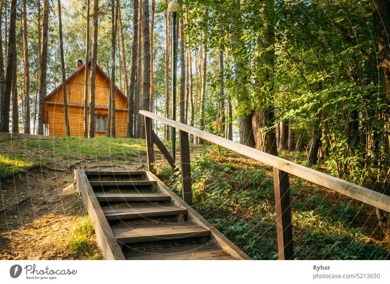 Tourist Guest House für Ruhe. Hölzernes Haus im Wald im Herbst sonnigen Tag Ader Nowoje Ljadno Pension Lode Region Witebsk weißrussland Europa reisen Tourismus