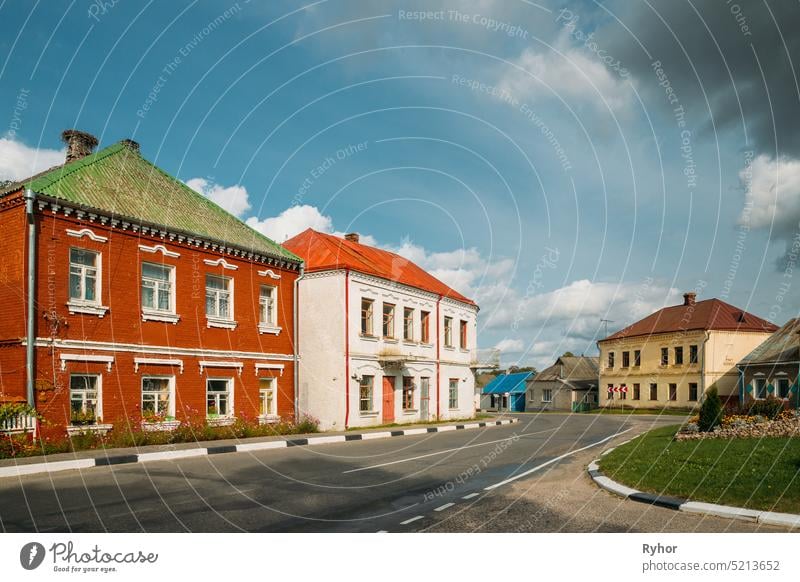 Opsa, Bezirk Braslav, Region Witebsk, Belarus. Blick auf alte Häuser in der Sovetskaya Straße in der Agro-Stadt Opsa Europa weißrussland Vitebsk Voblast