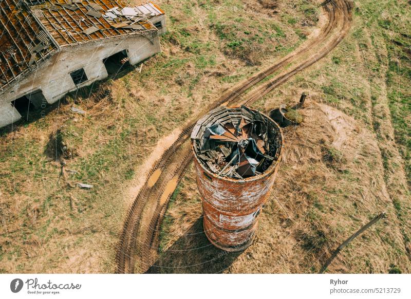 Weißrussland. Luftaufnahme der verlassenen ruinierten Wasserturm in der Nähe von Bauernhof in Tschernobyl Zone. Tschernobyl-Katastrophe Katastrophen. Verfallenes Haus in einem weißrussischen Dorf. Ganze Dörfer müssen entsorgt werden. Tschernobyl Umsiedlungszone