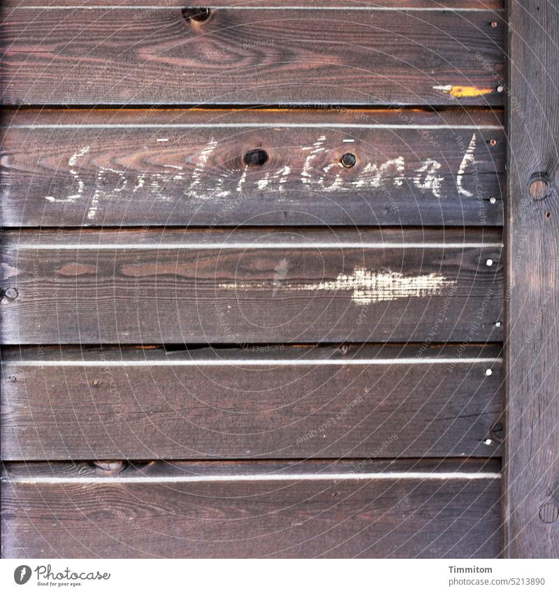 Die Zielgruppe ansprechen…Hinweis auf Spielautomat Beschriftung Pfeil handschriftlich Kreide Holz Schilder & Markierungen Hinweisschild Orientierung Wegweiser