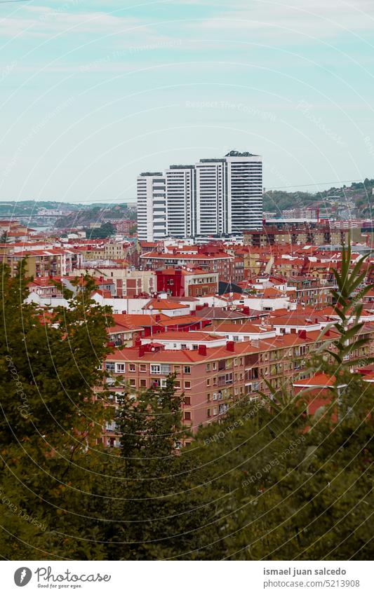 Stadtbild und Architektur in der Stadt Bilbao, Spanien, Reiseziel Großstadt Fassade Gebäude Struktur Konstruktion Dachterrasse Ansicht Stadtansicht panoramisch