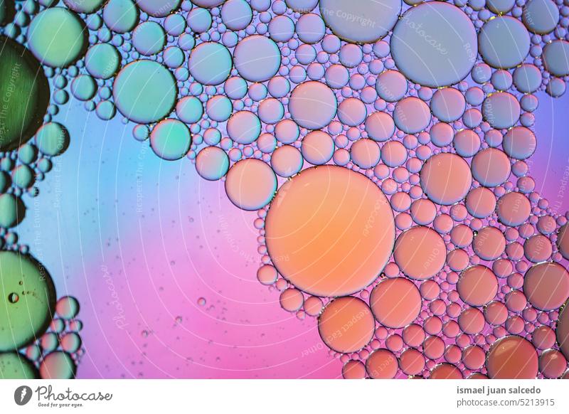 Mehrfarbige Ölkreise auf dem Wasser, bunter Hintergrund kreisen Kreise Kreismuster Formen Kugel Tropfen Farbe Farben farbenfroh mehrfarbig abstrakt texturiert