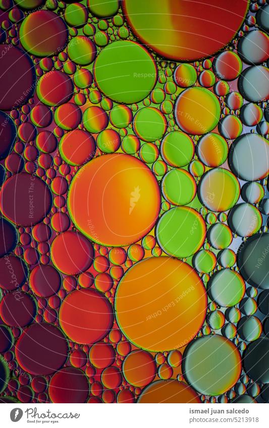 bunte Ölkreise auf dem Wasser, bunter abstrakter Hintergrund kreisen Kreise Kreismuster Formen Kugel Tropfen Farbe Farben farbenfroh mehrfarbig texturiert