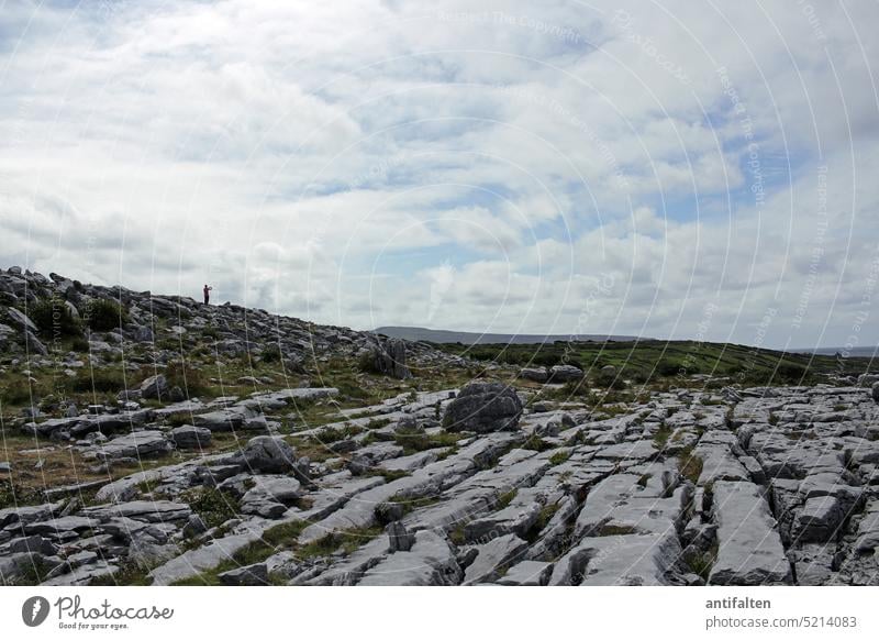 Burren, Irland 08.2018 Landschaft Republik Irland Natur Küste Felsen Außenaufnahme Tag Wolken Himmel Textfreiraum oben Farbfoto weite Karstlandschaft