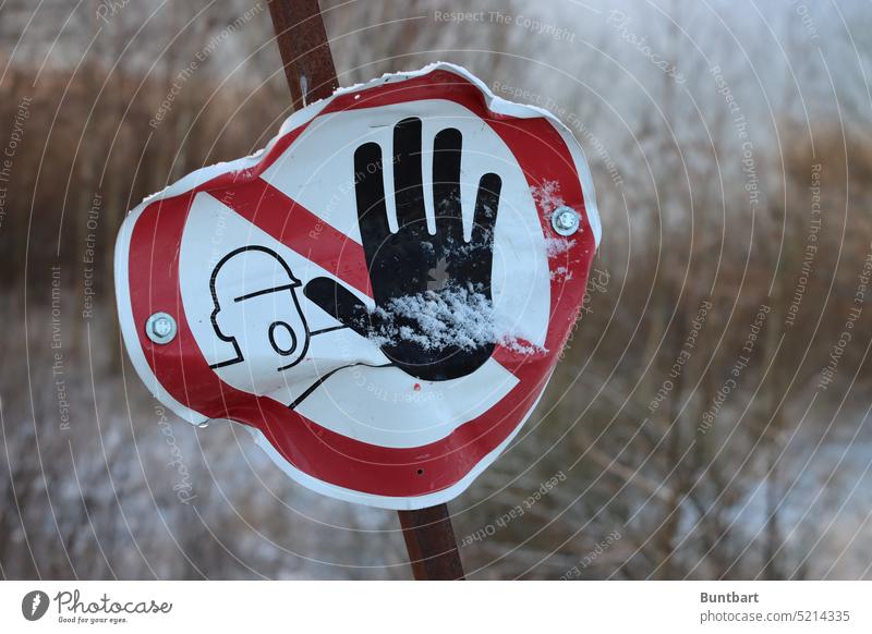 Stop Stoppschild Schilder & Markierungen Warnschild stoppen Hand Verkehrsschild Verbotsschild Winter Schnee rot weiß Halt Betreten verboten Gefahr Hinweisschild