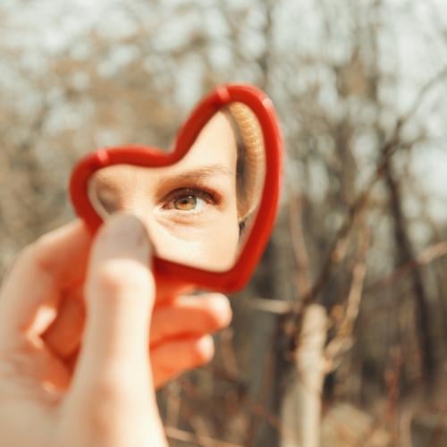 Man sieht nur mit dem Herzen gut... Spiegel Auge Herzspiegel Spiegelung herzform herzförmig Hand Selbstportrait Wald Liebe Liebesgruß Selbstliebe selbstverliebt