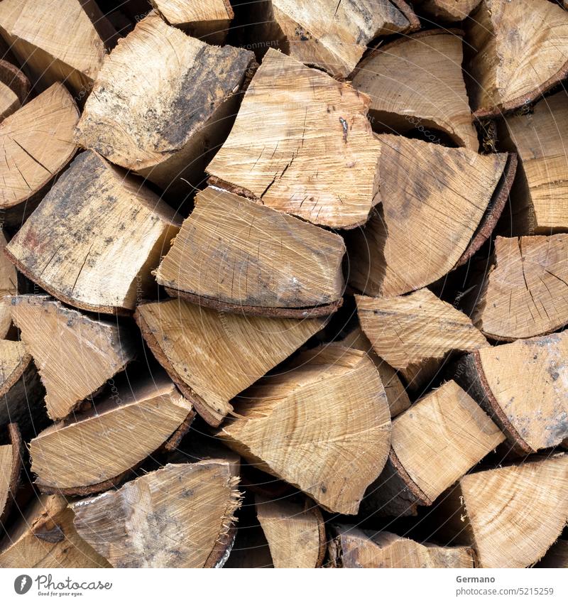 Ein Stapel getrocknetes Brennholz Holz Haufen Feuer Holzstapel geschnitten Nutzholz gehackt Totholz trocknen Energie Hintergrund gestapelt Nahaufnahme