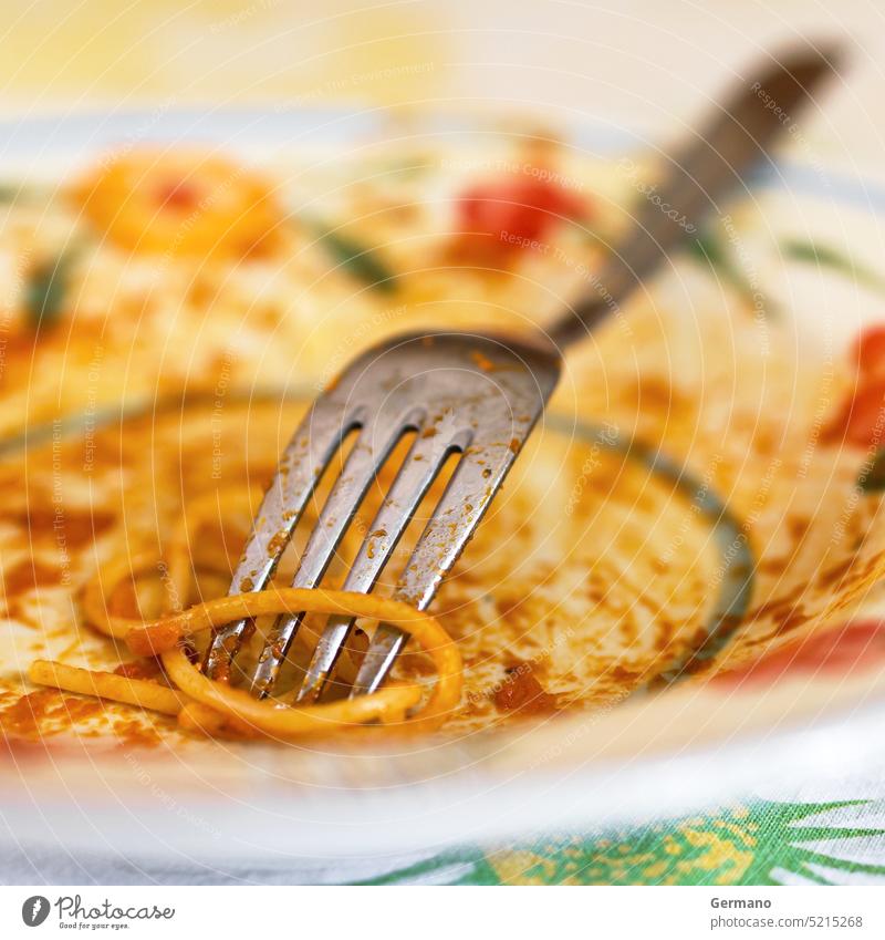 Schüssel nach dem Essen Teller Gabel Lebensmittel weiß dreckig Mahlzeit Spaghetti fertig leer vorbei Konzept Abendessen verwendet Speise Essen zubereiten