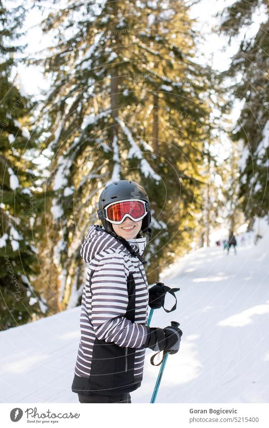 Junge Frau genießt einen Wintertag voller Skispaß im Schnee Bekleidung kalte Temperatur Tag Freizeitaktivitäten Berge u. Gebirge eine Person Skifahren Sport