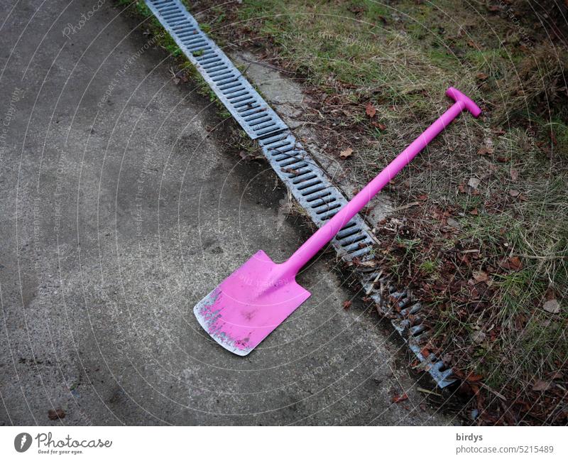pinkfarbener Spaten auf dem Boden Gartenarbeit gärntnern Werkzeug Arbeitsgerät Spatenstich Gartenwerkzeug