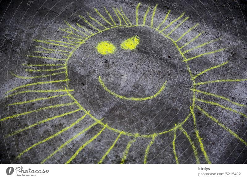 freundliche ,gelbe Sonne auf grauem Asphalt kreidemalerei Kinderbild Bodenbild Straßenmalerei Kindheit Sonnenstrahlen Gesicht Spielen malen Strassenmalerei