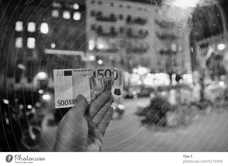 500 Euro Schein in der Hand Berlin Kneipe Fenster Geld Geldscheine Bargeld papiergeld Einkommen währung Reichtum sparen bezahlen Geldinstitut korruption