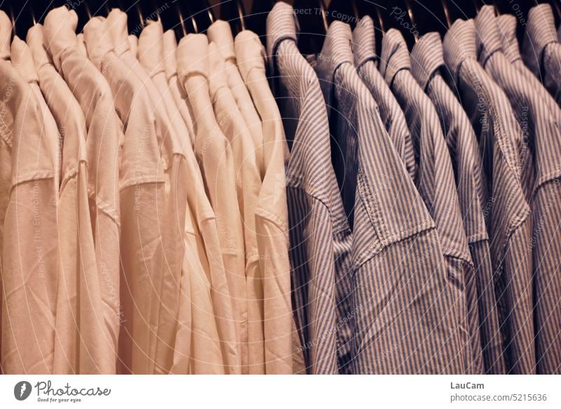 Einfach mal abhängen - Hemden in Reih und Glied Bügel Ordnung Bekleidung Kleiderbügel Kleiderständer Kleiderschrank Stoff Kleidung ungebügelt Mode