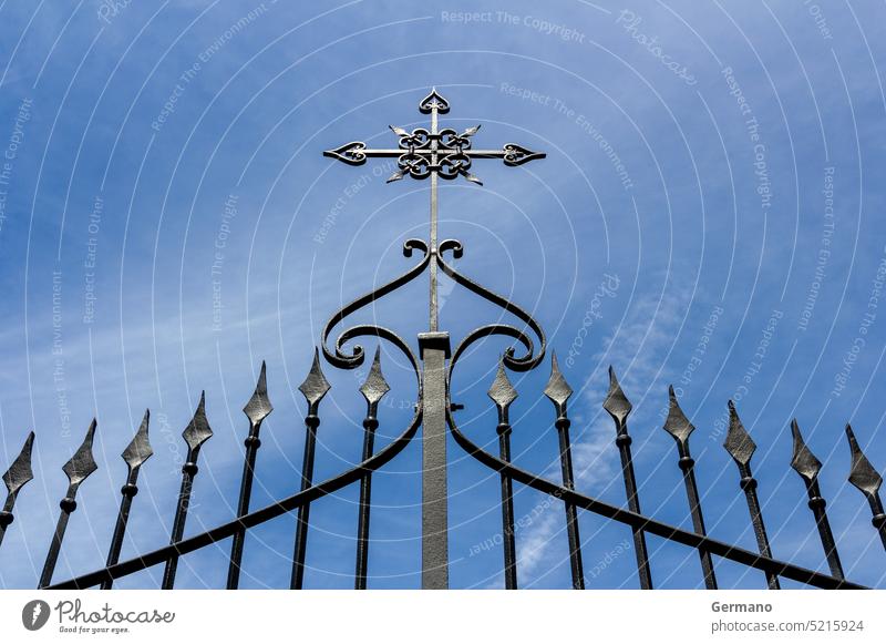 Tor mit Kreuz abstrakt Architektur Hintergrund Barriere Bars schwarz blau Gebäude Friedhof christian Kirche durchkreuzen Kurven Dekoration & Verzierung