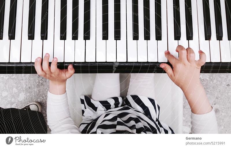 Kind spielt Klavier Spaß Ansicht weiß Hintergrund jung Kunst Nahaufnahme Hand schwarz Top Schlüssel Finger spielen Melodie wenig Musik Gesang Klang lernen