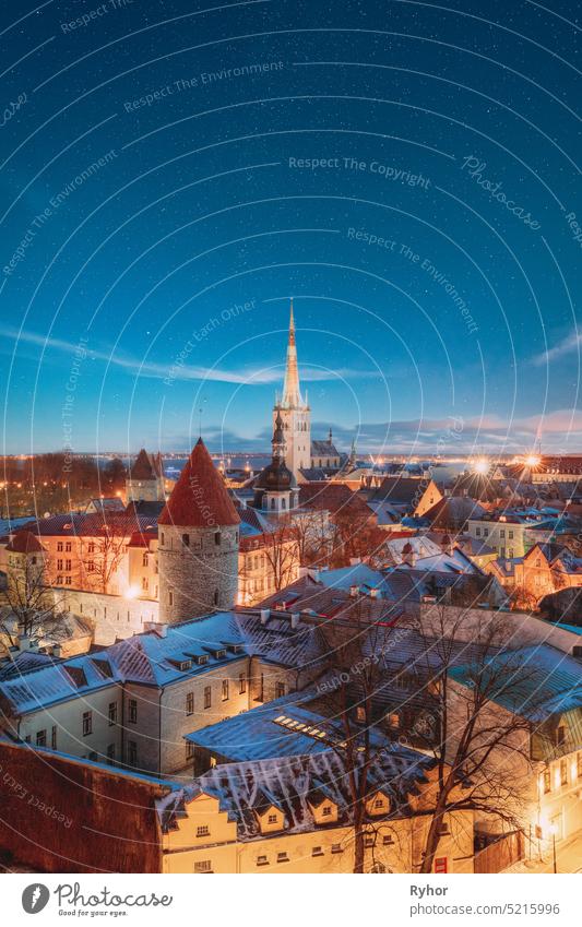 Tallinn, Estland. Night Starry Sky Above Old Castle Walls Architektur. Stadtbild Skyline in der Altstadt. Winter Abend Nacht. Berühmtes Wahrzeichen. Beliebtes Reiseziel Scenic. UNESCO-Erbe. Veränderter Himmel.