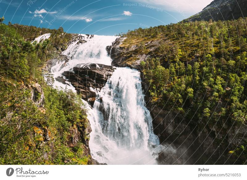 Kinsarvik, Hordaland, Norwegen. Wasserfall Nyastolfossen im Hardangervidda Gebirgsplateau. Nyastolsfossen im Frühling an einem sonnigen Tag. Höhe von 115 m. Norwegisches Wahrzeichen und beliebtes Reiseziel