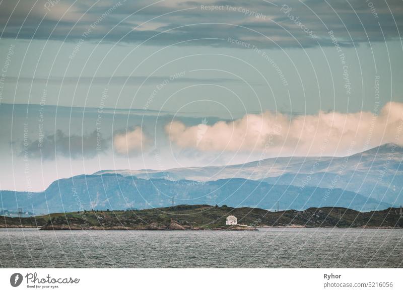 Alesund-Inseln, Norwegen. Blick auf die Skyline von Giske am Sommertag im Freien Ziel landschaftlich reizvoll MEER Norden Standort Natur alesund berühmt Haus